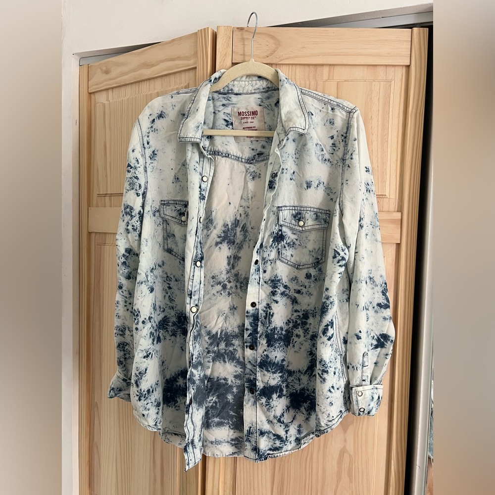 Mossimo White/Blue pattern Button-Up